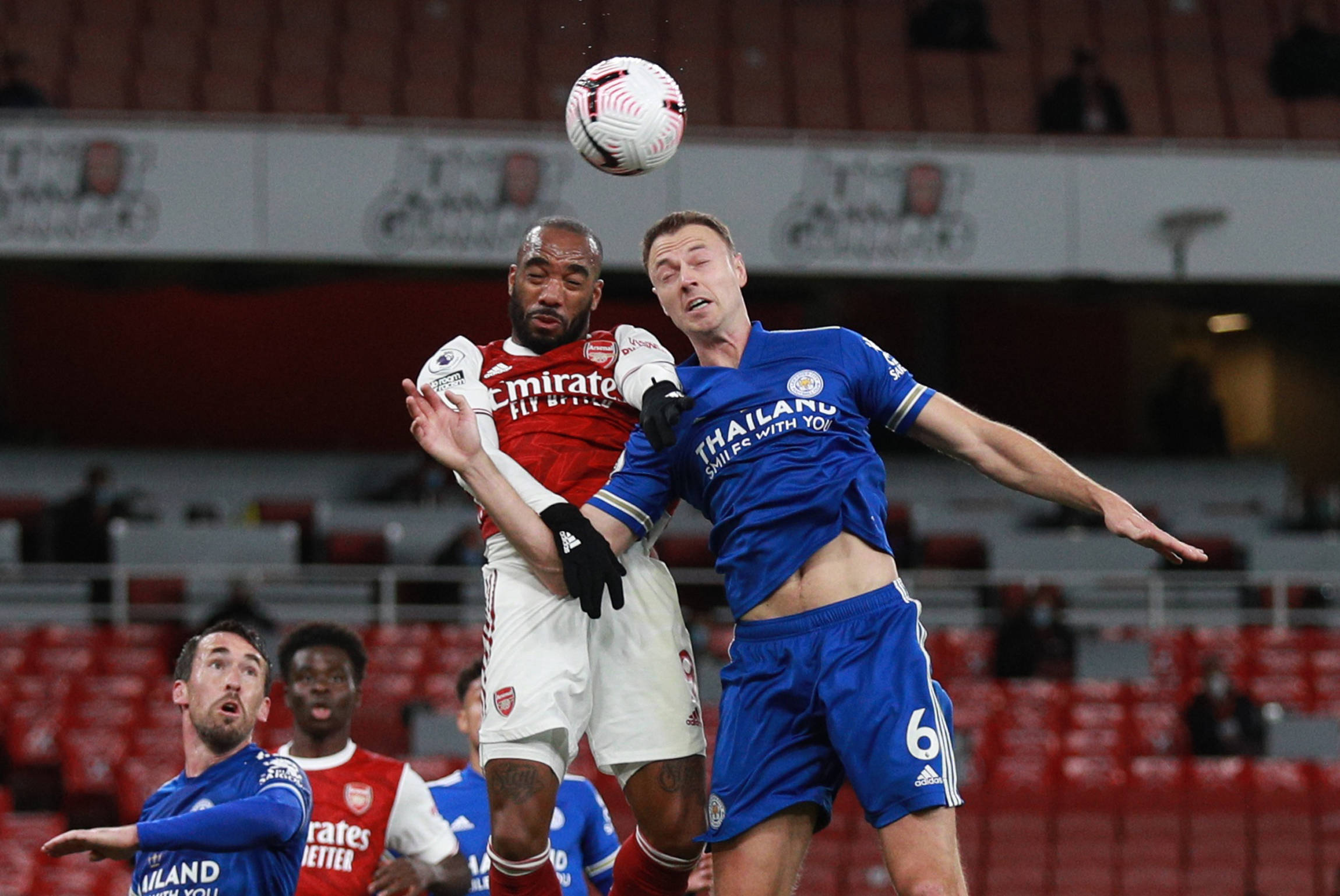 最后时刻围坐一团！戴维森故意推飞克勒贝尔引发冲突（终场前群体对峙！戴维森恶意推人致克勒贝尔摔倒引爆冲突）